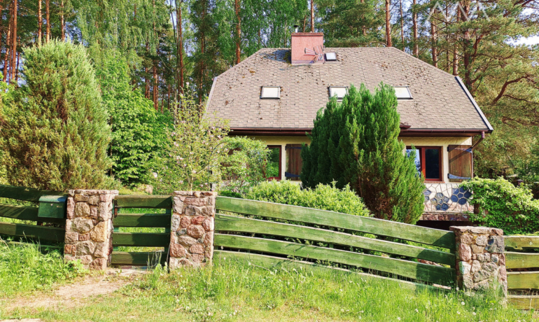 Dom blisko jeziora, las, duży ogród